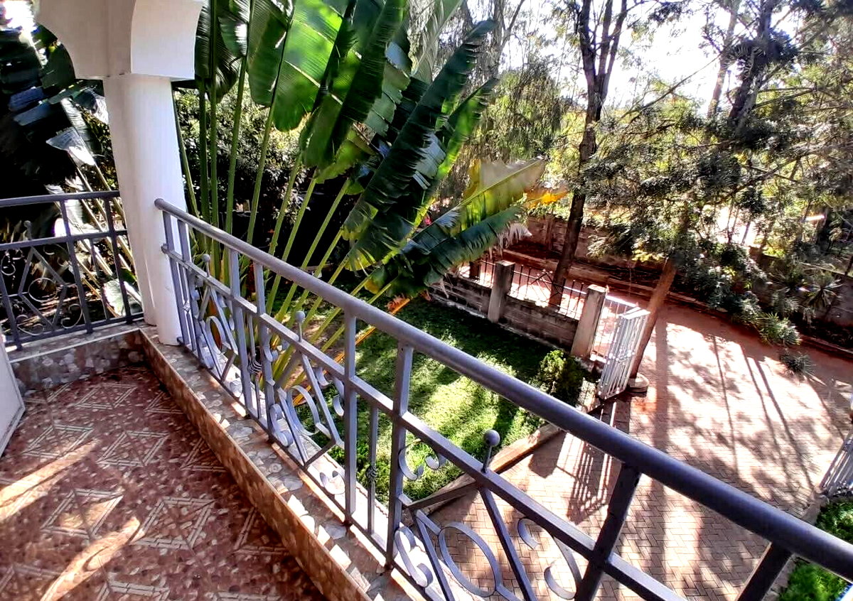 Quarter Acre 5BR Garden Home