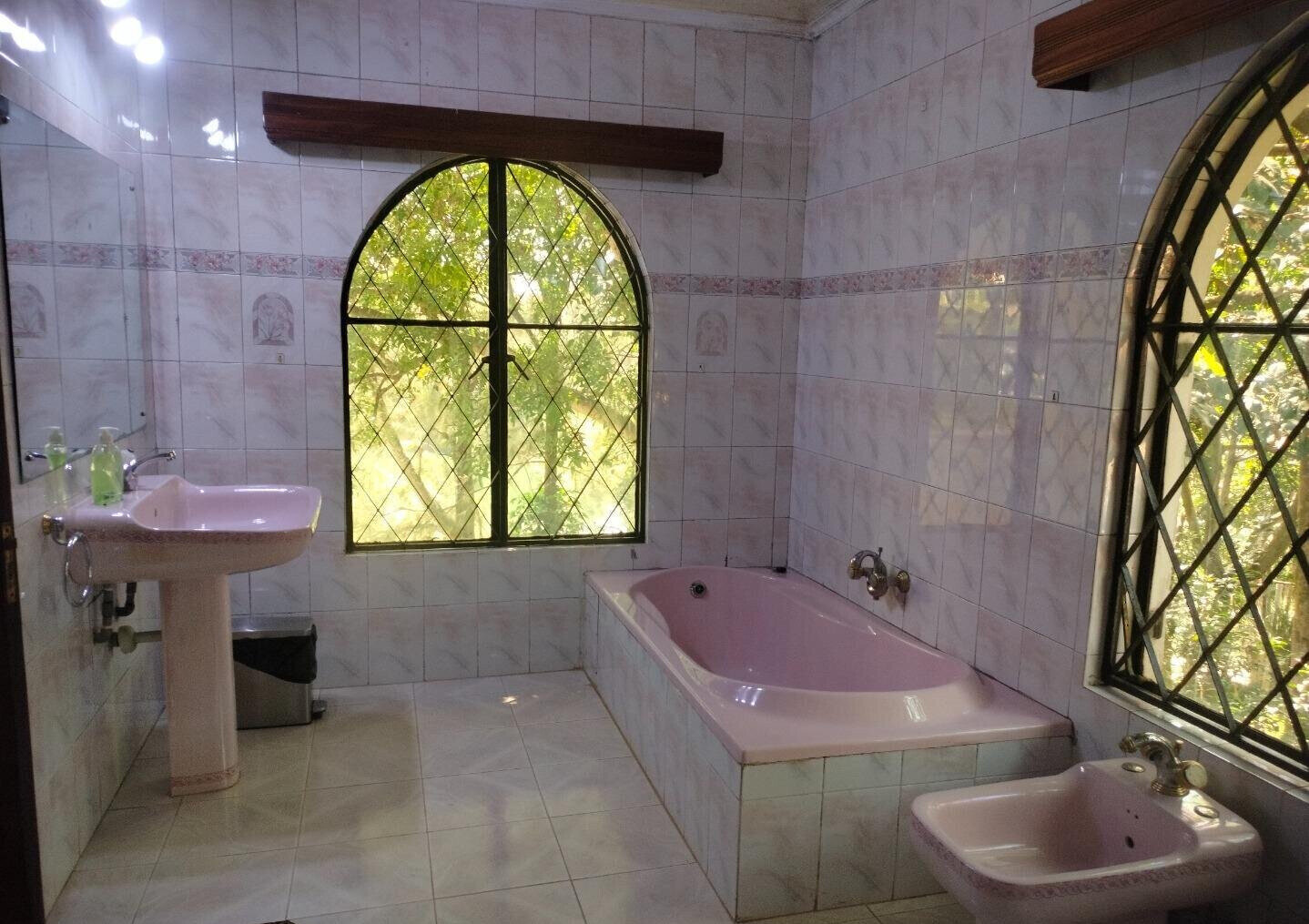 4-Ensuite Townhouse with Lake Views & Mature Garden - Nyari