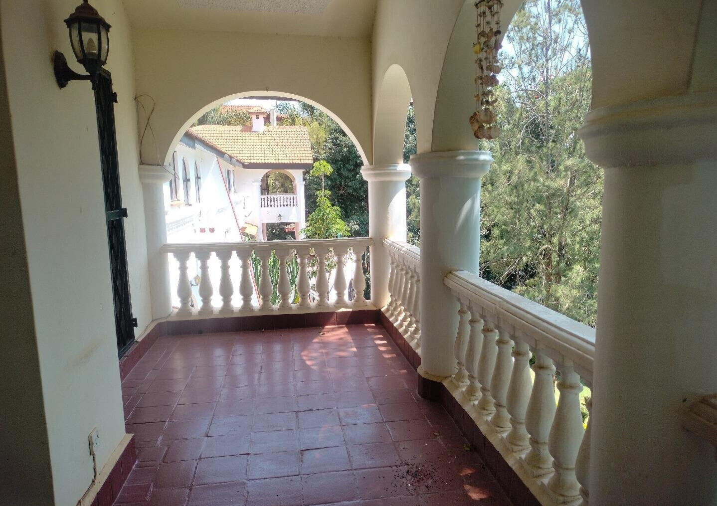 4-Ensuite Townhouse with Lake Views & Mature Garden - Nyari
