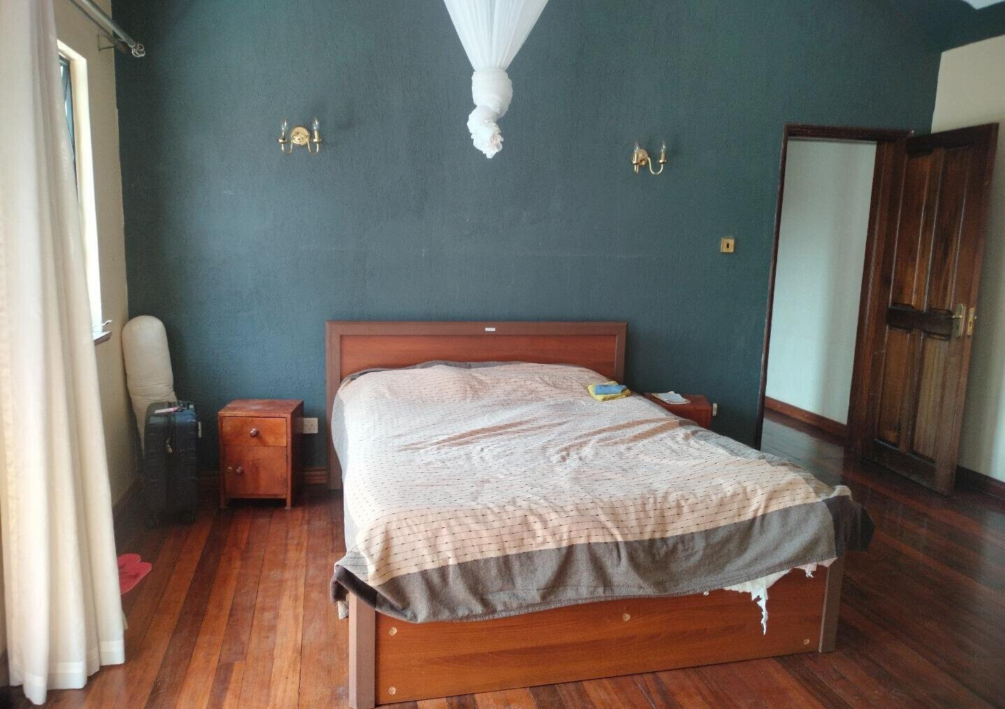 4-Ensuite Townhouse with Lake Views & Mature Garden - Nyari