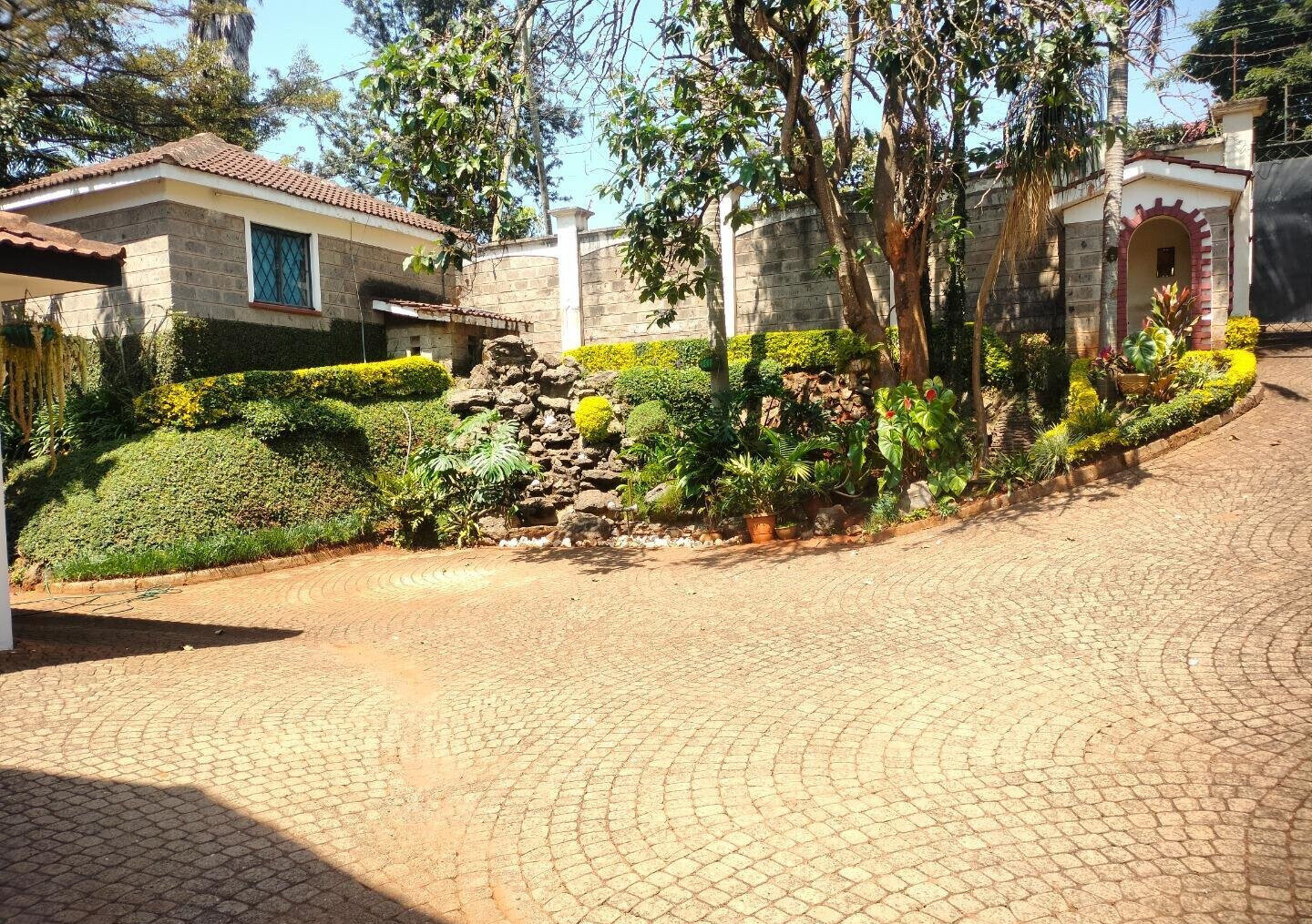 4-Ensuite Townhouse with Lake Views & Mature Garden - Nyari