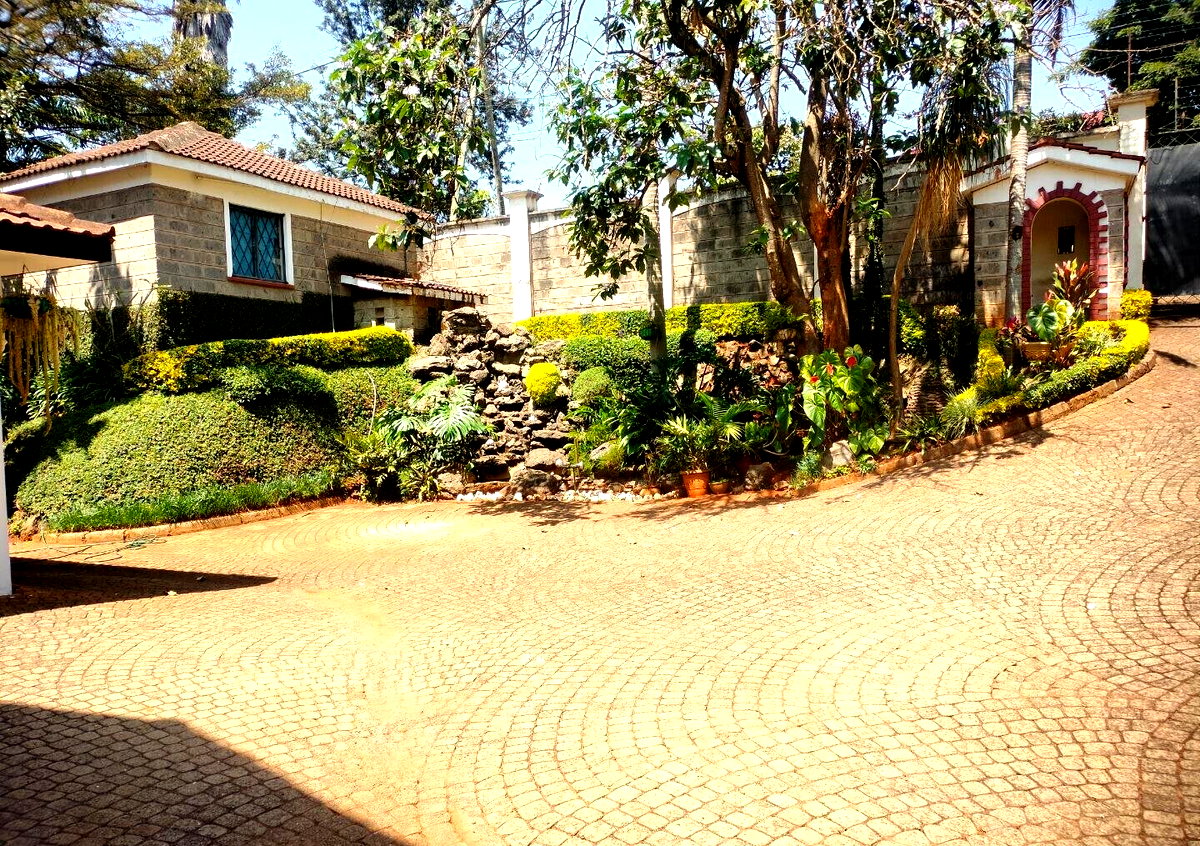 4-Ensuite Townhouse with Lake Views & Mature Garden - Nyari