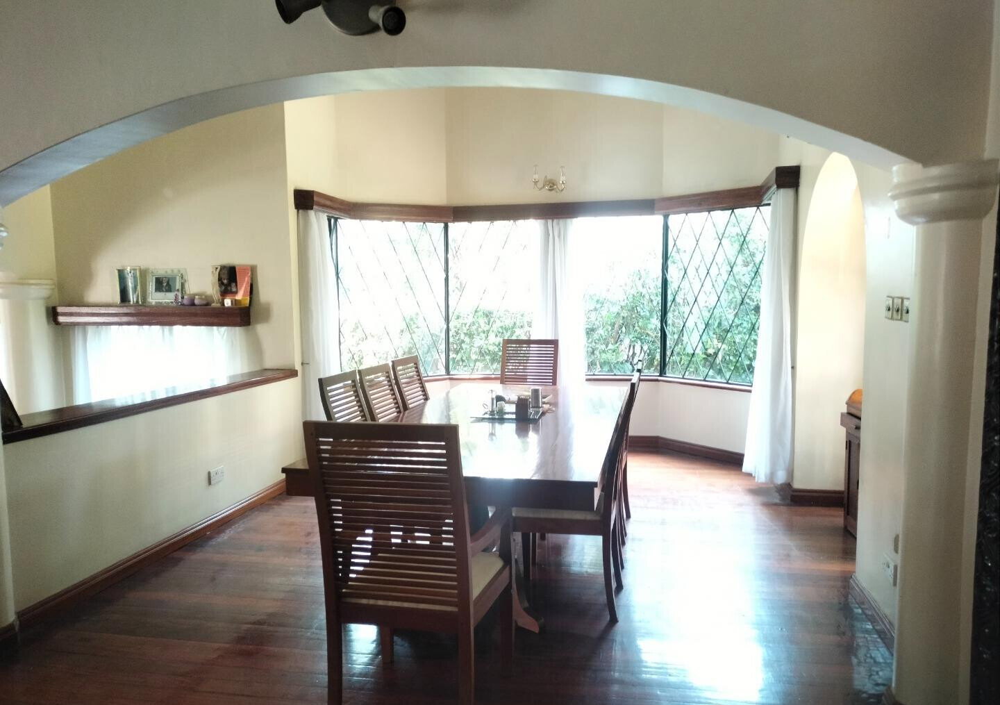 4-Ensuite Townhouse with Lake Views & Mature Garden - Nyari