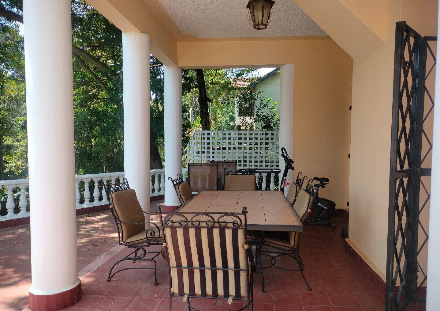 4-Ensuite Townhouse with Lake Views & Mature Garden - Nyari