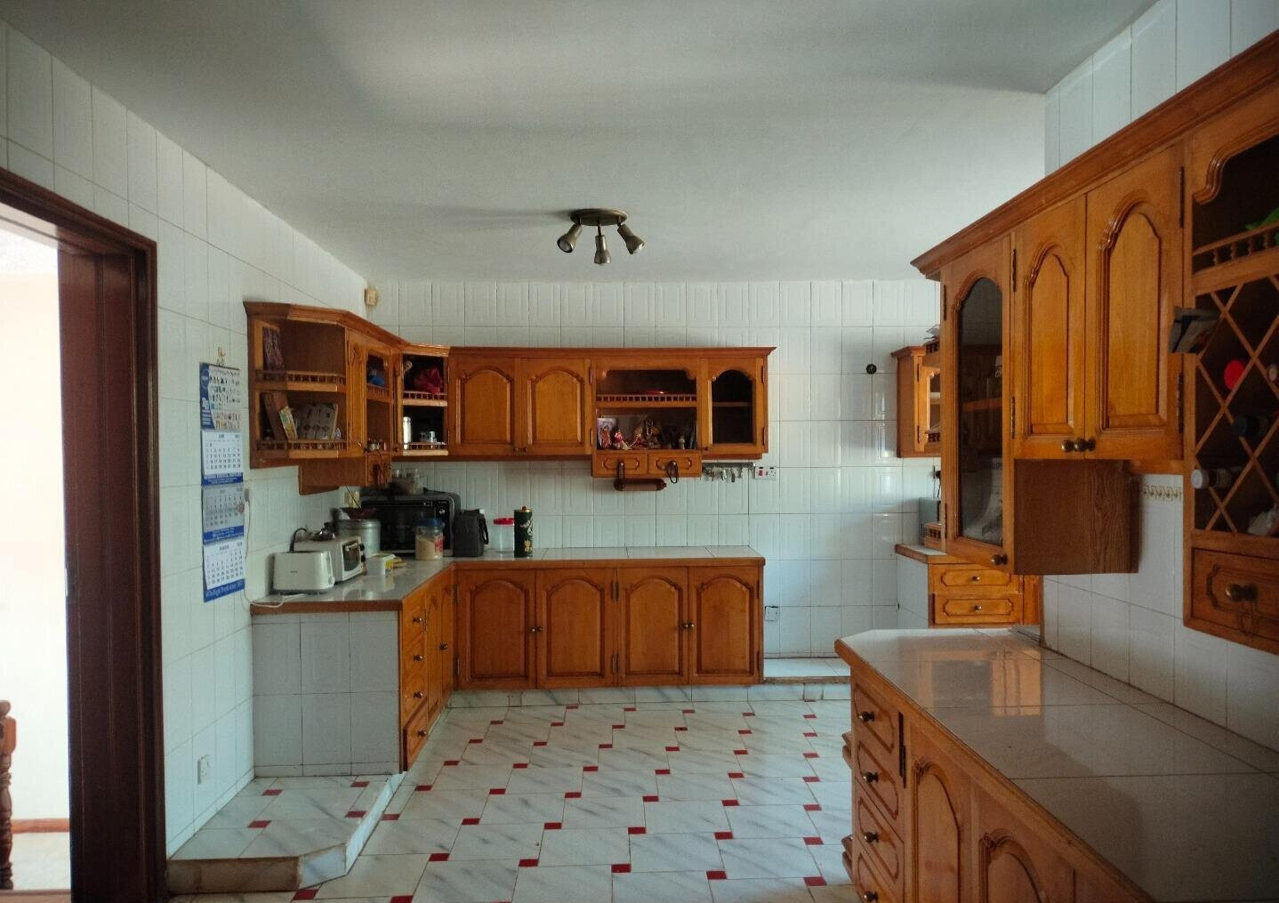 4-Ensuite Townhouse with Lake Views & Mature Garden - Nyari