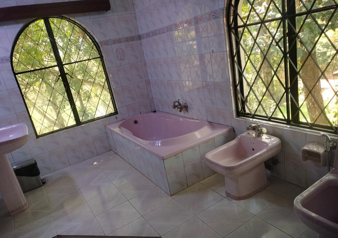 4-Ensuite Townhouse with Lake Views & Mature Garden - Nyari