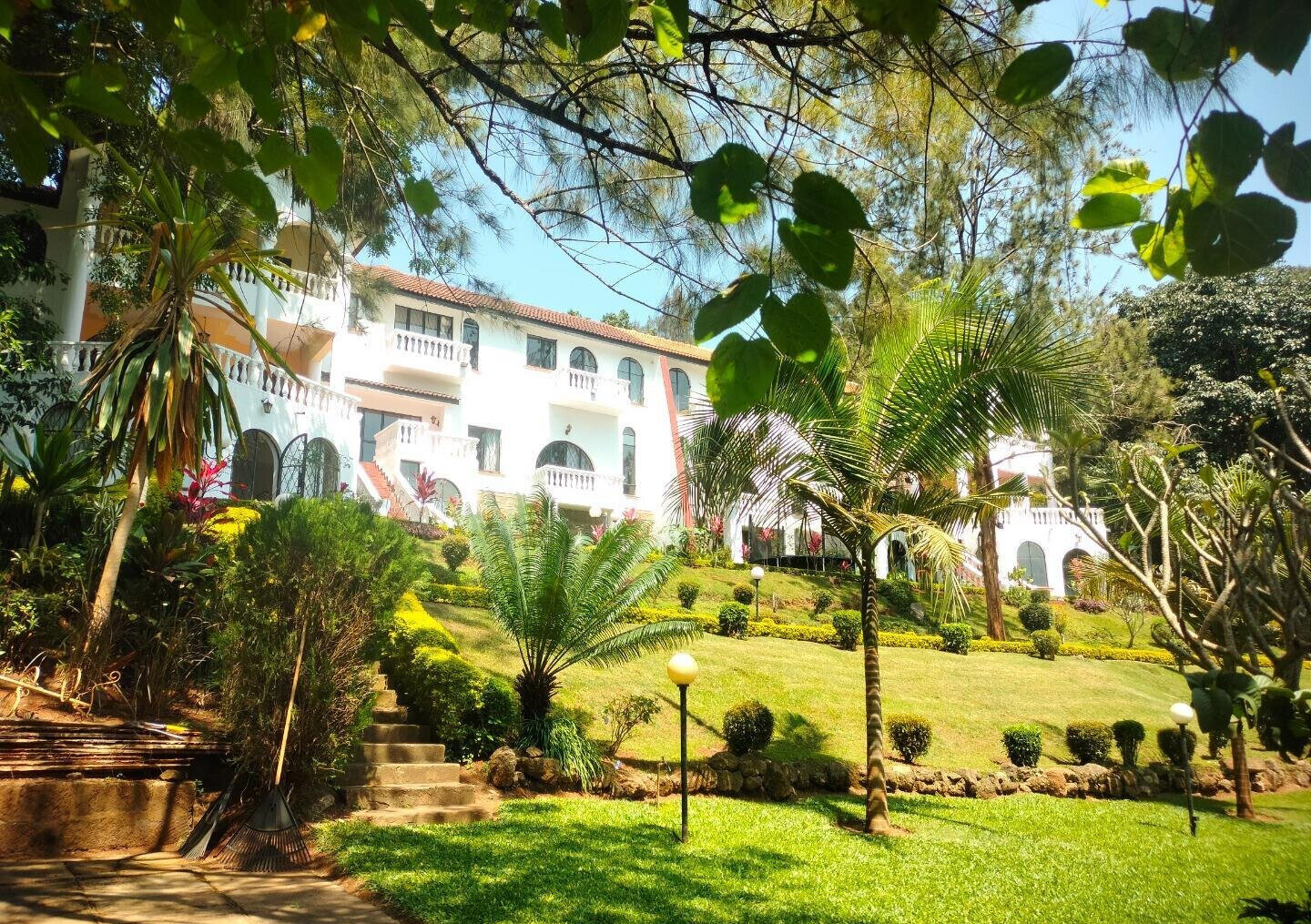 4-Ensuite Townhouse with Lake Views & Mature Garden - Nyari