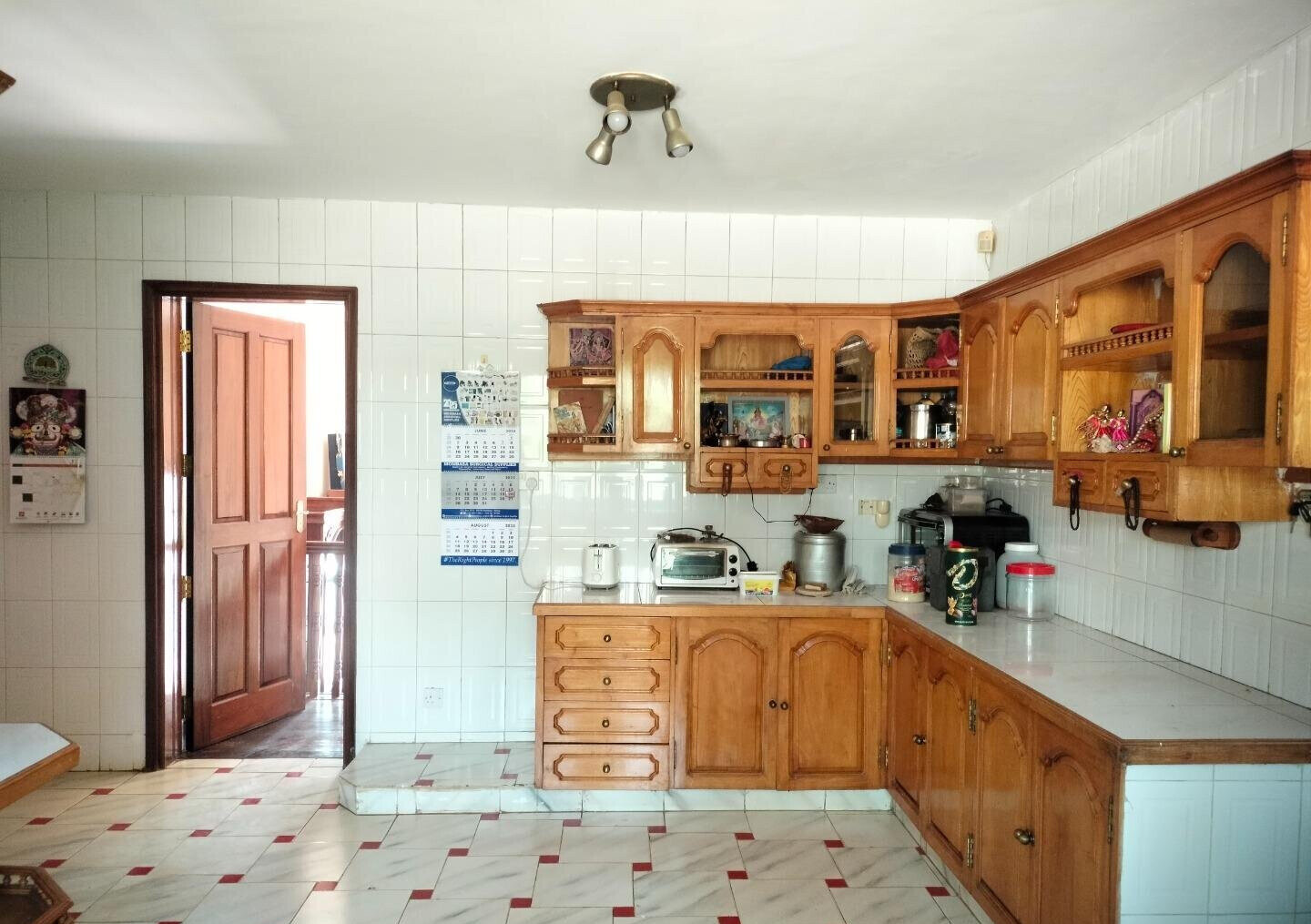 4-Ensuite Townhouse with Lake Views & Mature Garden - Nyari