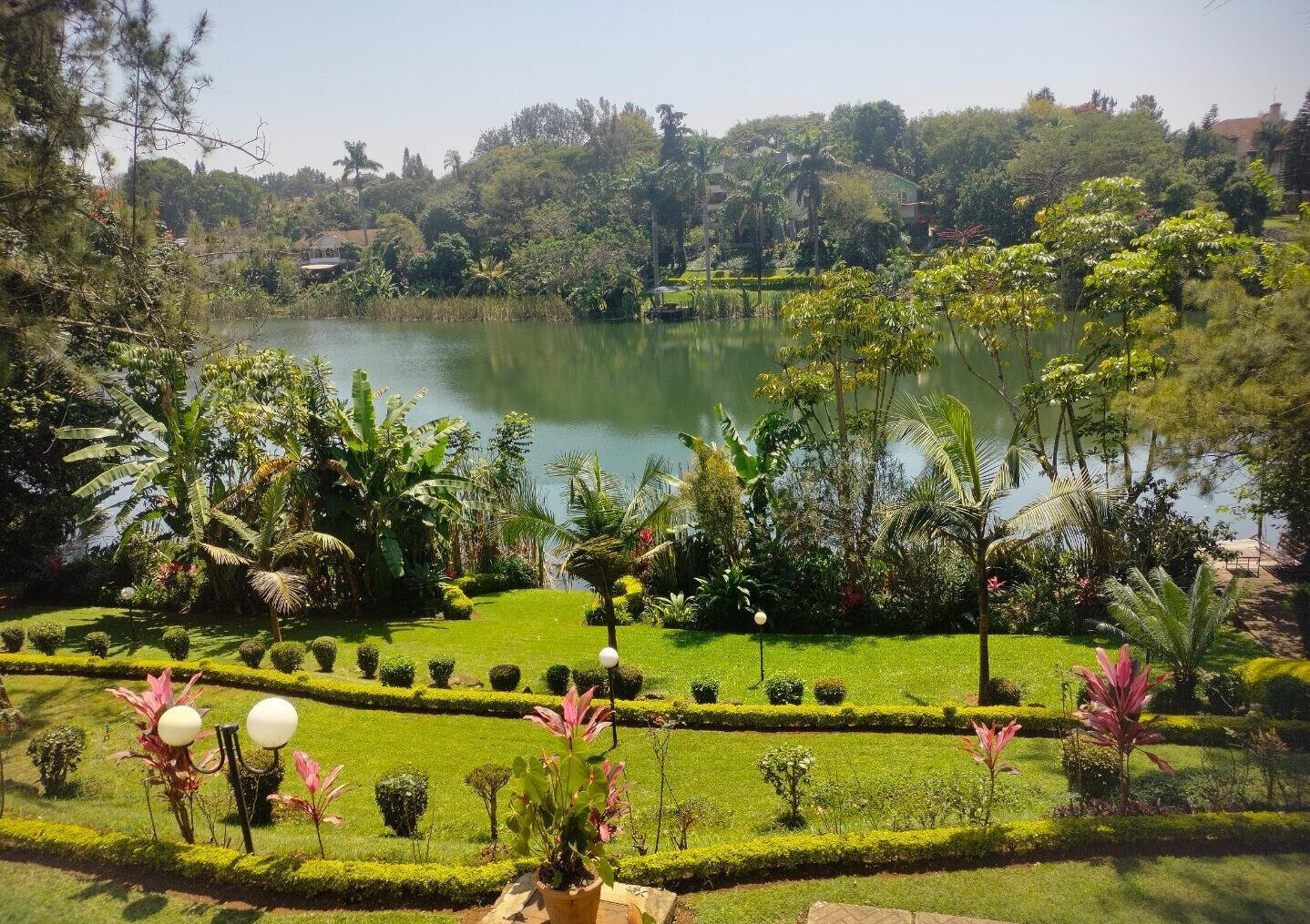 4-Ensuite Townhouse with Lake Views & Mature Garden - Nyari