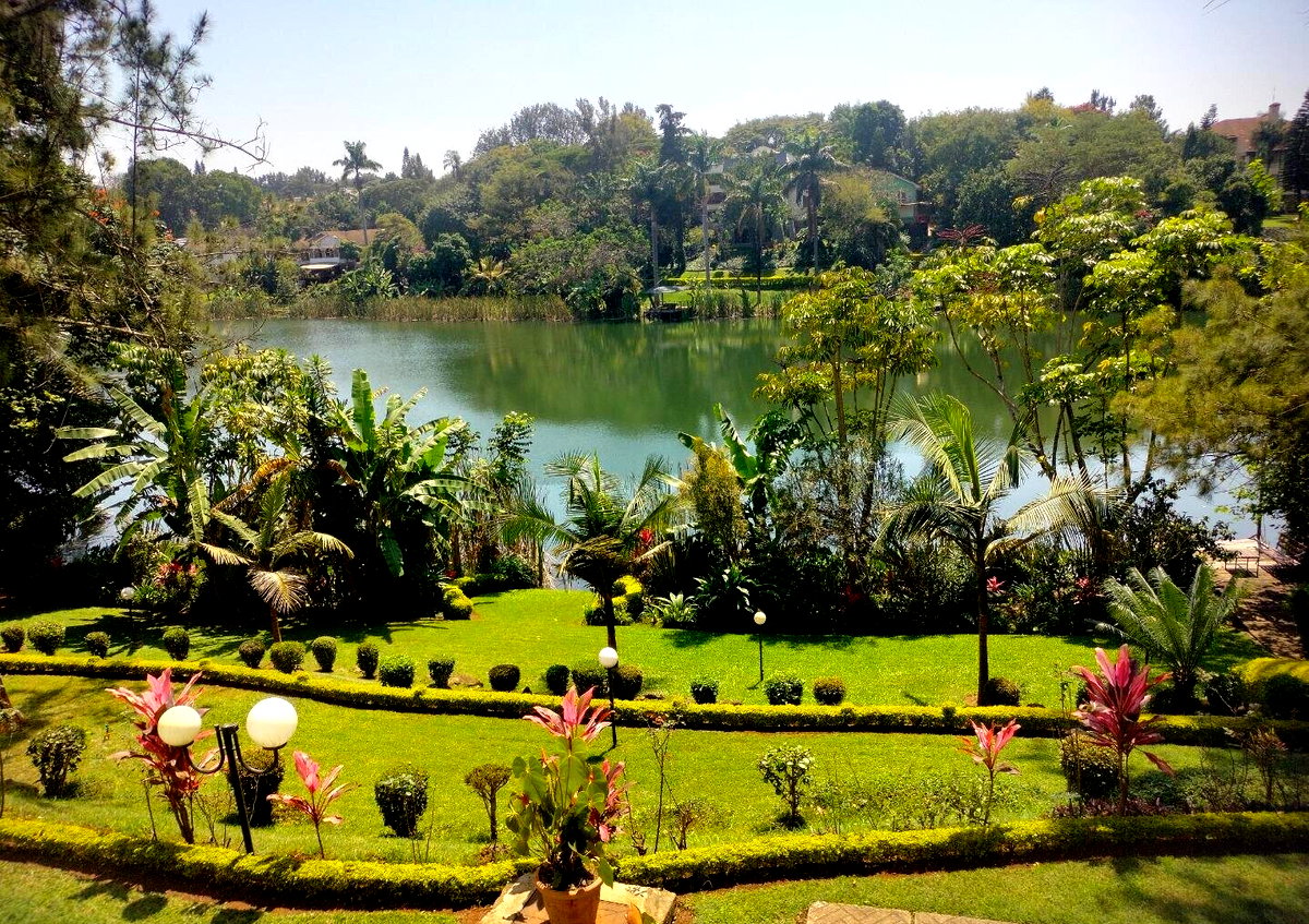 4-Ensuite Townhouse with Lake Views & Mature Garden - Nyari