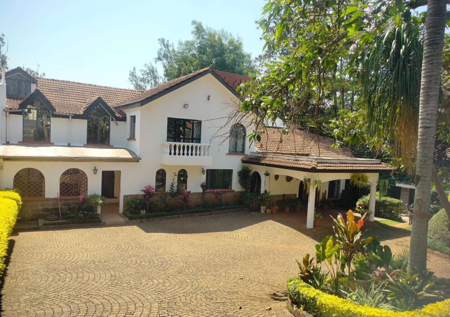 4-Ensuite Townhouse with Lake Views & Mature Garden - Nyari