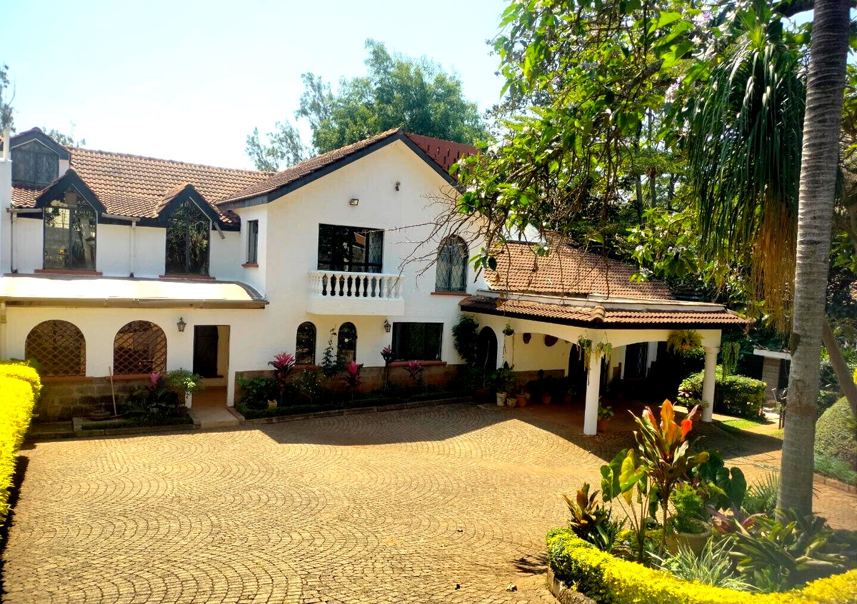 4-Ensuite Townhouse with Lake Views & Mature Garden - Nyari