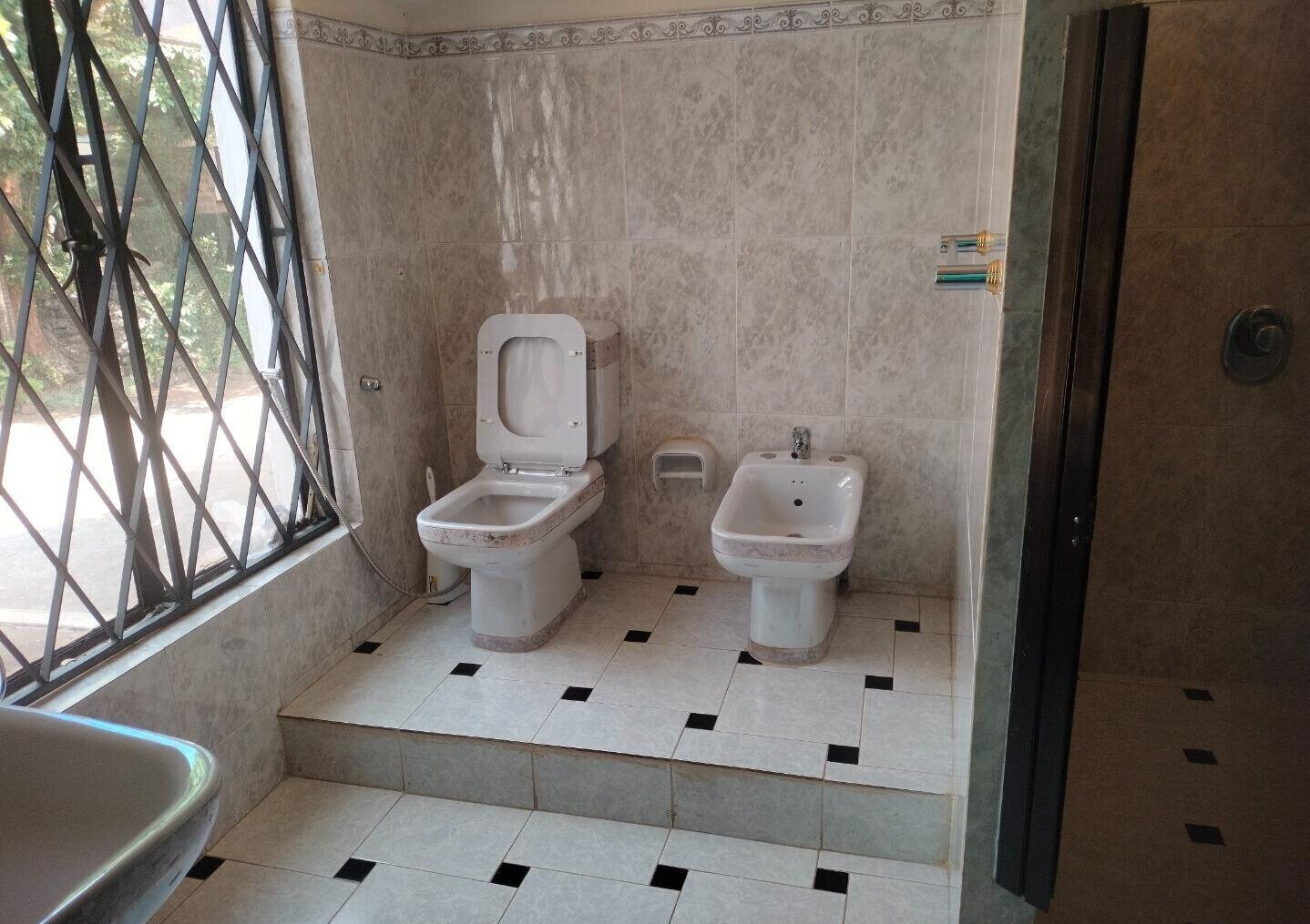 4-Ensuite Townhouse with Lake Views & Mature Garden - Nyari