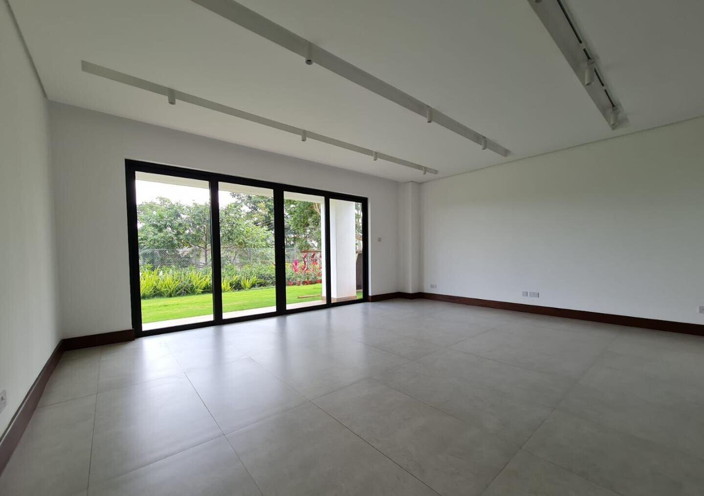 Modern 5BR Townhome with Lift & Solar - Kitisuru