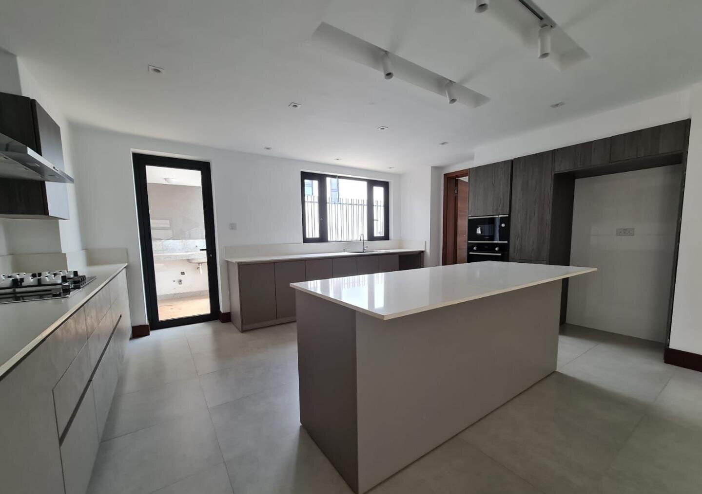 Modern 5BR Townhome with Lift & Solar - Kitisuru