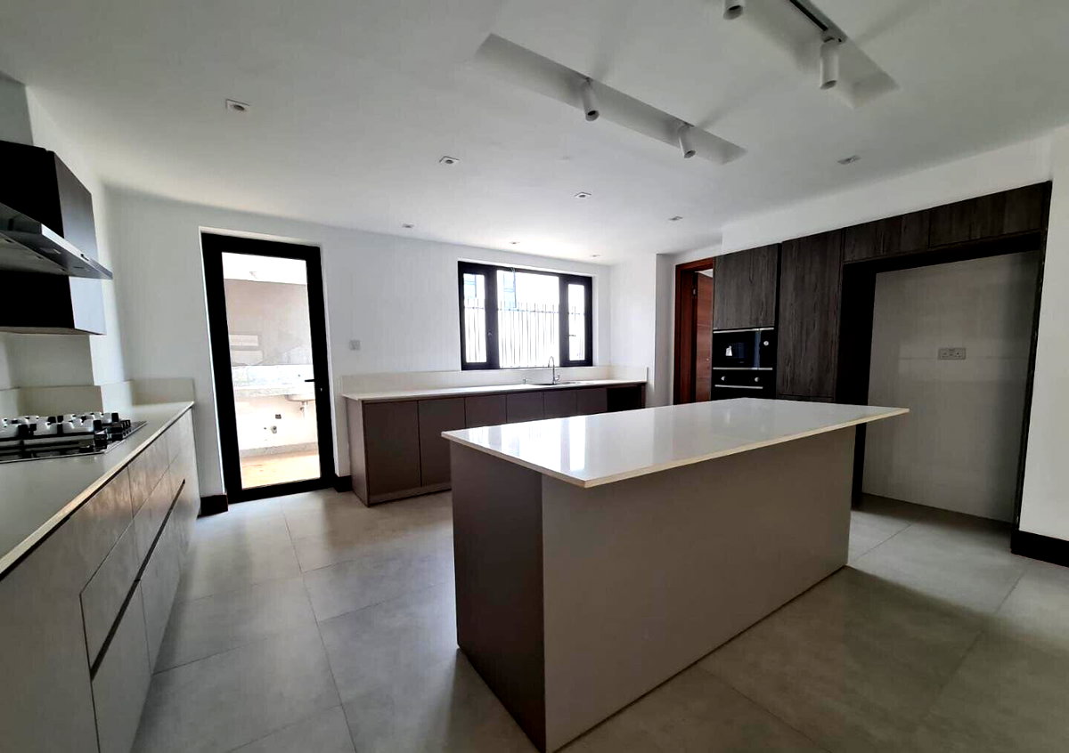 Modern 5BR Townhome with Lift & Solar - Kitisuru