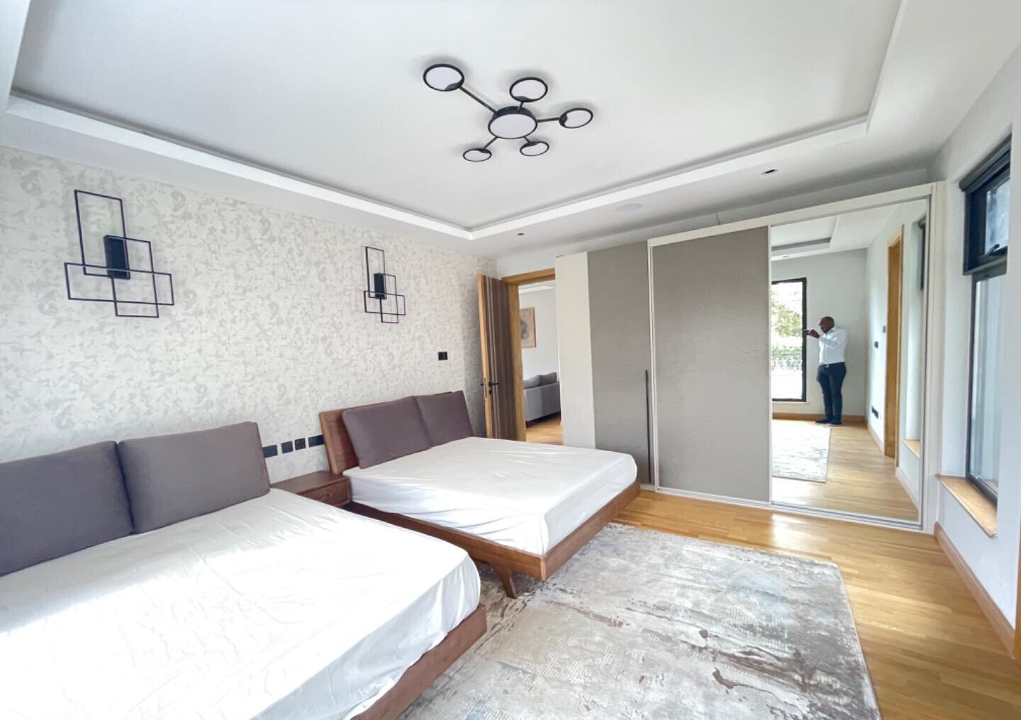 Contemporary 4-Ensuite Villa with Cinema & Gym - Lavington