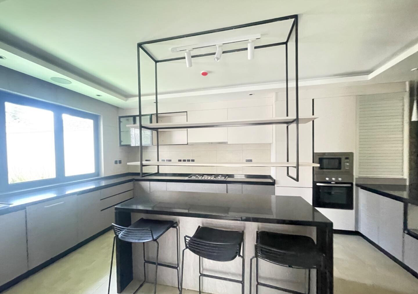 Contemporary 4-Ensuite Villa with Cinema & Gym - Lavington