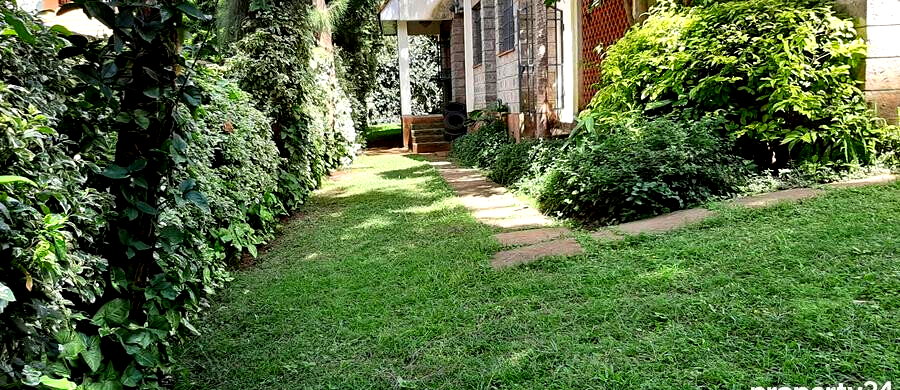 4BR All-Ensuite Townhouse with Fireplace & Private Garden - Lavington