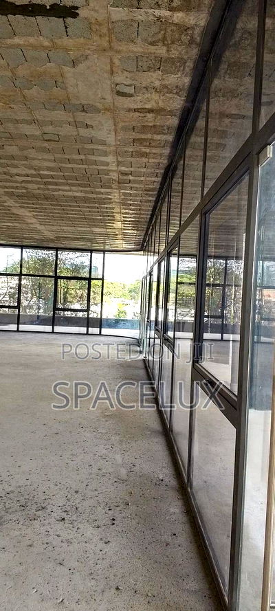 Plush Nice 5000sqft High End Restaurant. - Image 4