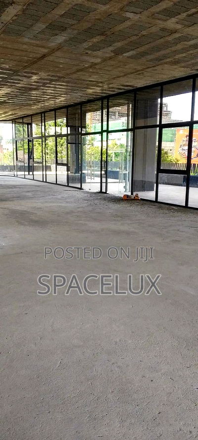 Plush Nice 5000sqft High End Restaurant. - Image 3