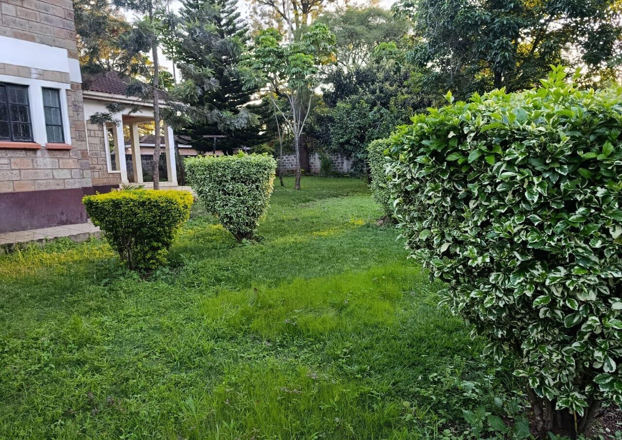 5-Bed Townhouse with Library & Fireplace on ¾-Acre – Karen