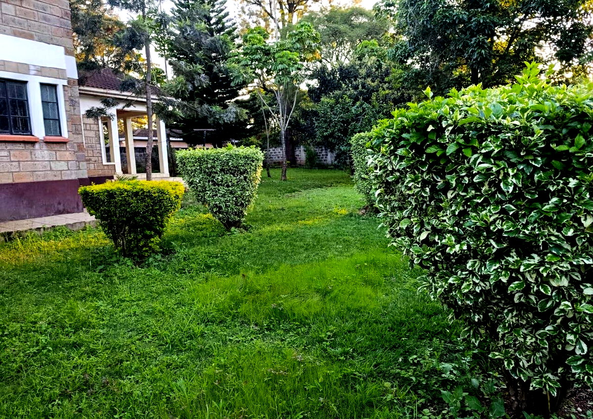 5-Bed Townhouse with Library & Fireplace on ¾-Acre – Karen