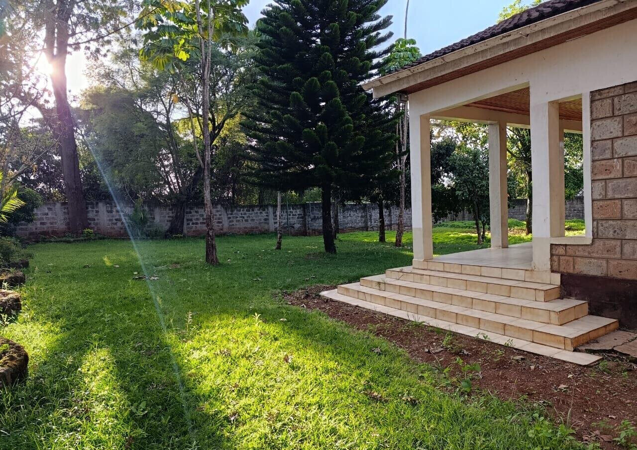 5-Bed Townhouse with Library & Fireplace on ¾-Acre – Karen