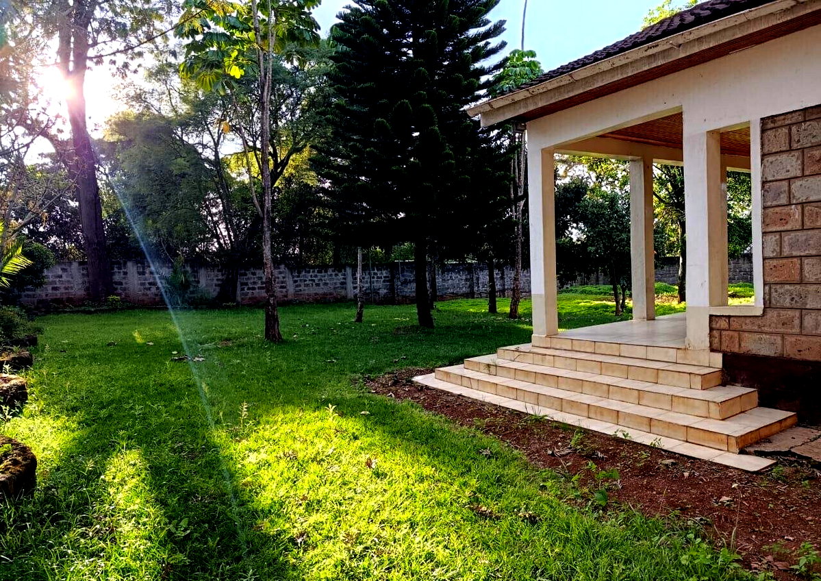 5-Bed Townhouse with Library & Fireplace on ¾-Acre – Karen