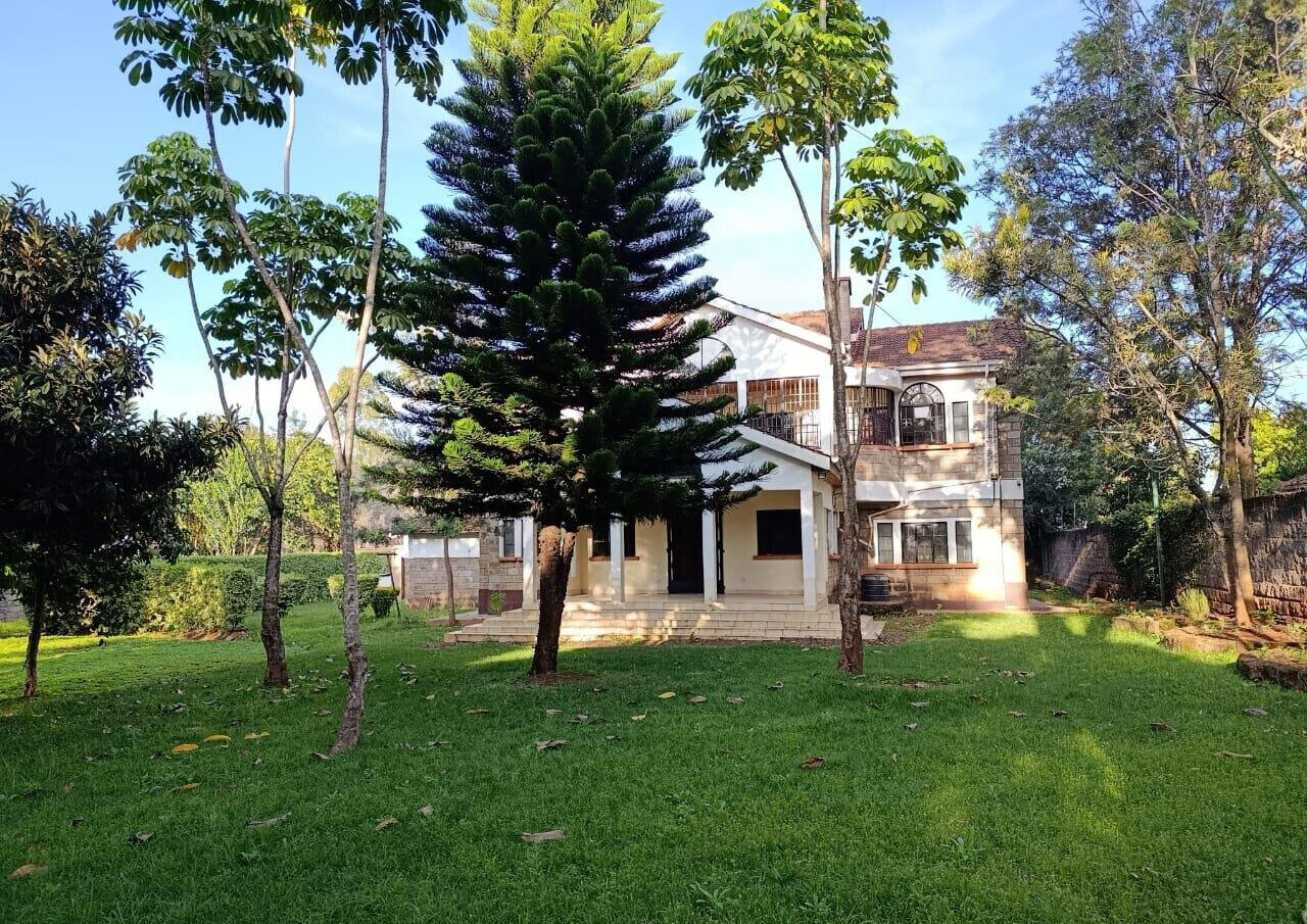 5-Bed Townhouse with Library & Fireplace on ¾-Acre – Karen