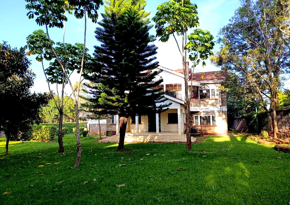 5-Bed Townhouse with Library & Fireplace on ¾-Acre – Karen