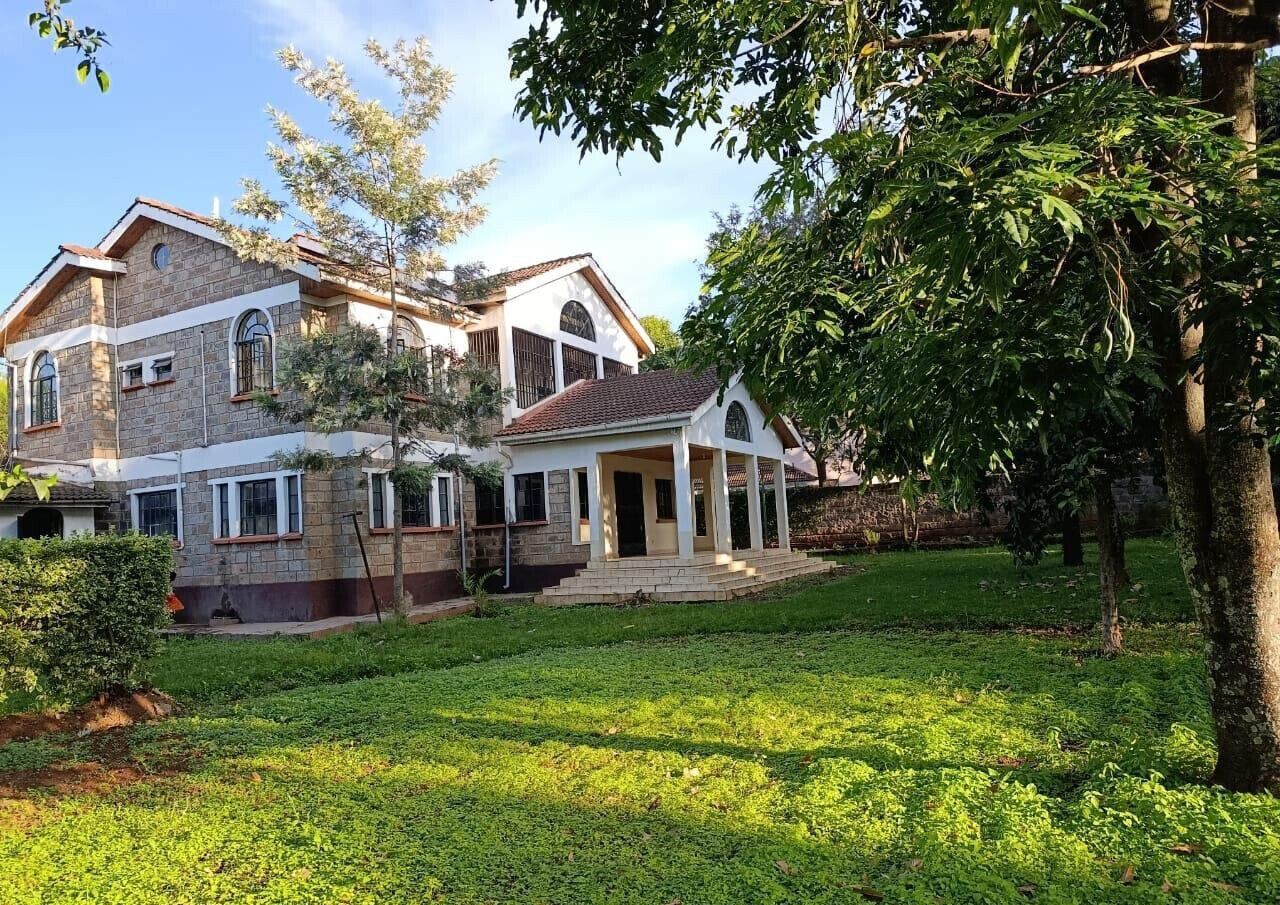 5-Bed Townhouse with Library & Fireplace on ¾-Acre – Karen