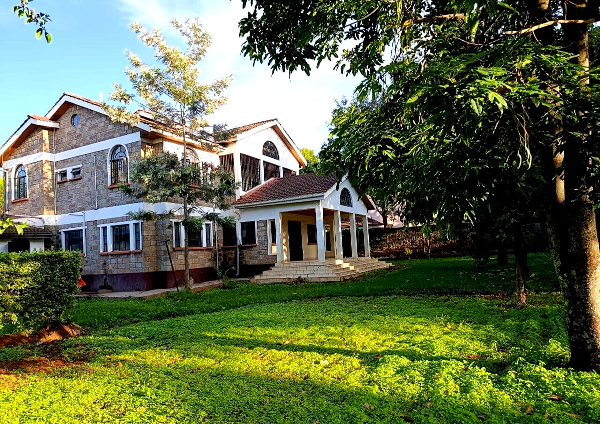 5-Bed Townhouse with Library & Fireplace on ¾-Acre – Karen
