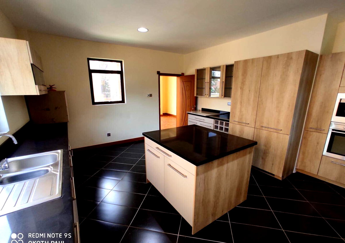 5-Ensuite Townhouse with Rooftop Garden & Fireplace - Lavington