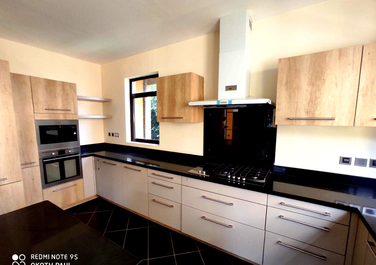 5-Ensuite Townhouse with Rooftop Garden & Fireplace - Lavington