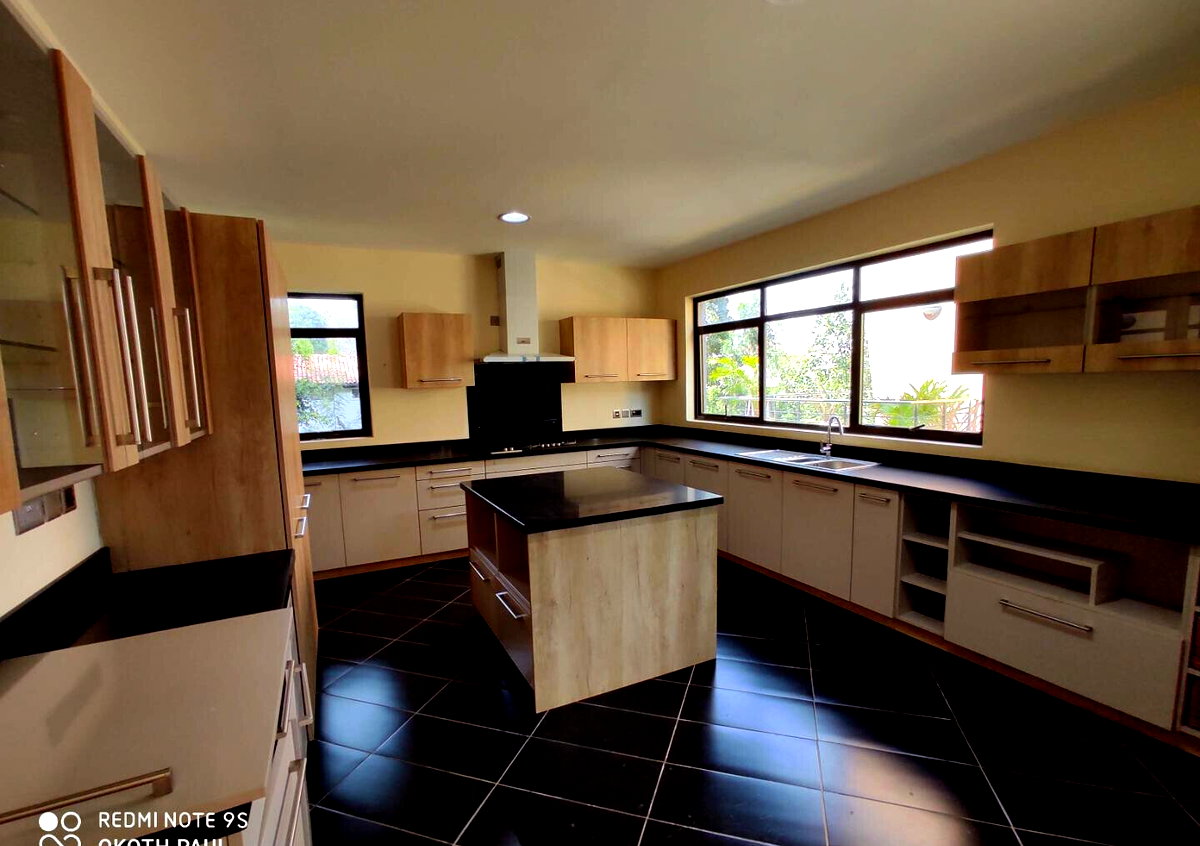 5-Ensuite Townhouse with Rooftop Garden & Fireplace - Lavington