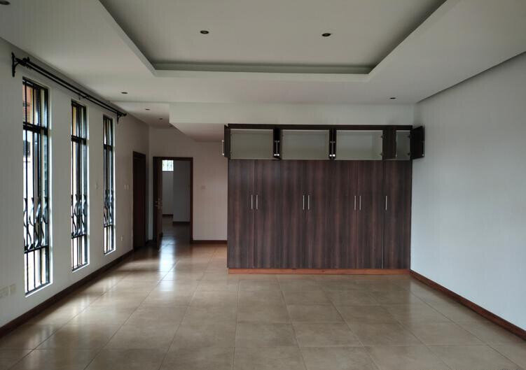 1/2 Acre 5BR Haven at KSh 450K