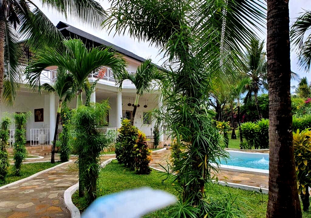 4BR Townhouse on Half-Acre with Servant Qtrs – Casuarina, Malindi