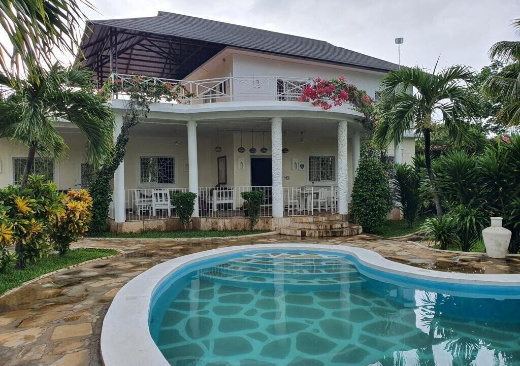4BR Townhouse on Half-Acre with Servant Qtrs – Casuarina, Malindi