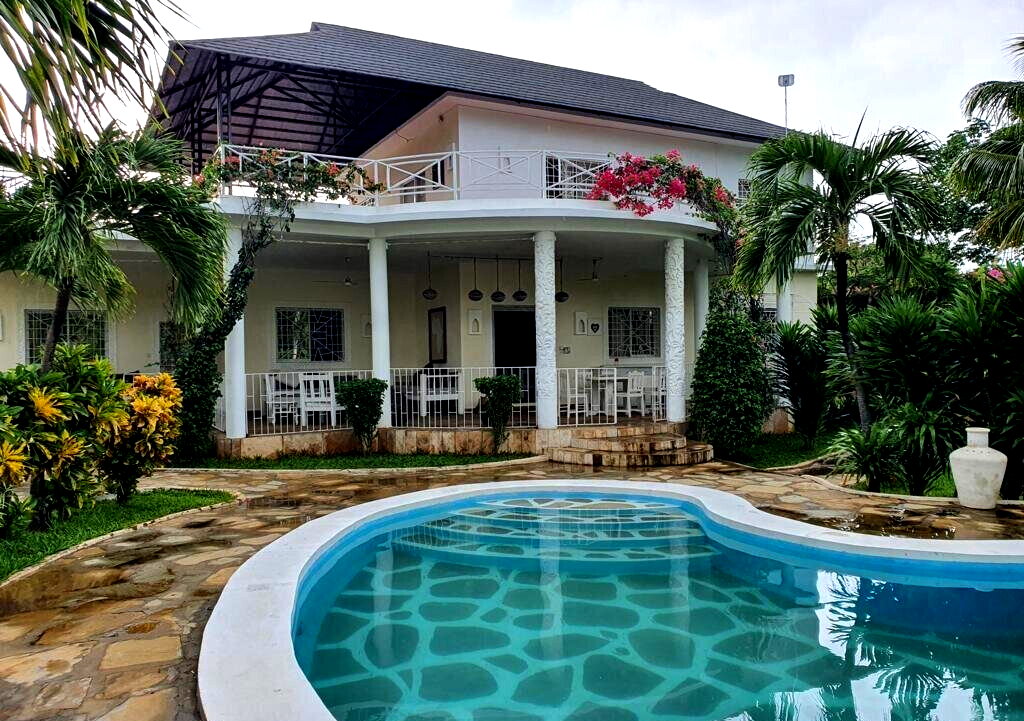 4BR Townhouse on Half-Acre with Servant Qtrs – Casuarina, Malindi