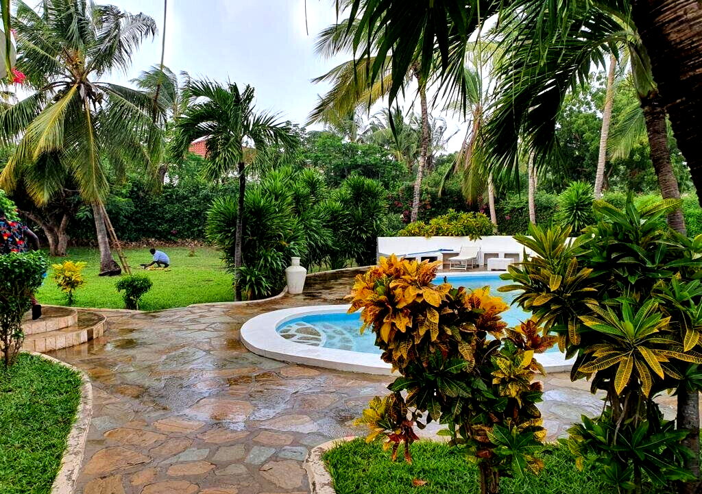 4BR Townhouse on Half-Acre with Servant Qtrs – Casuarina, Malindi