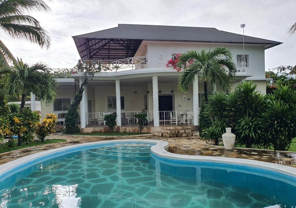 4BR Townhouse on Half-Acre with Servant Qtrs – Casuarina, Malindi