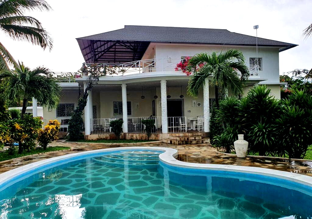 4BR Townhouse on Half-Acre with Servant Qtrs – Casuarina, Malindi