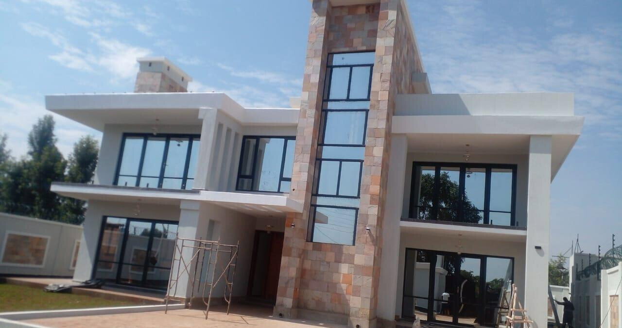 5BR Townhouse on Quarter-Acre with Private Garden - Runda
