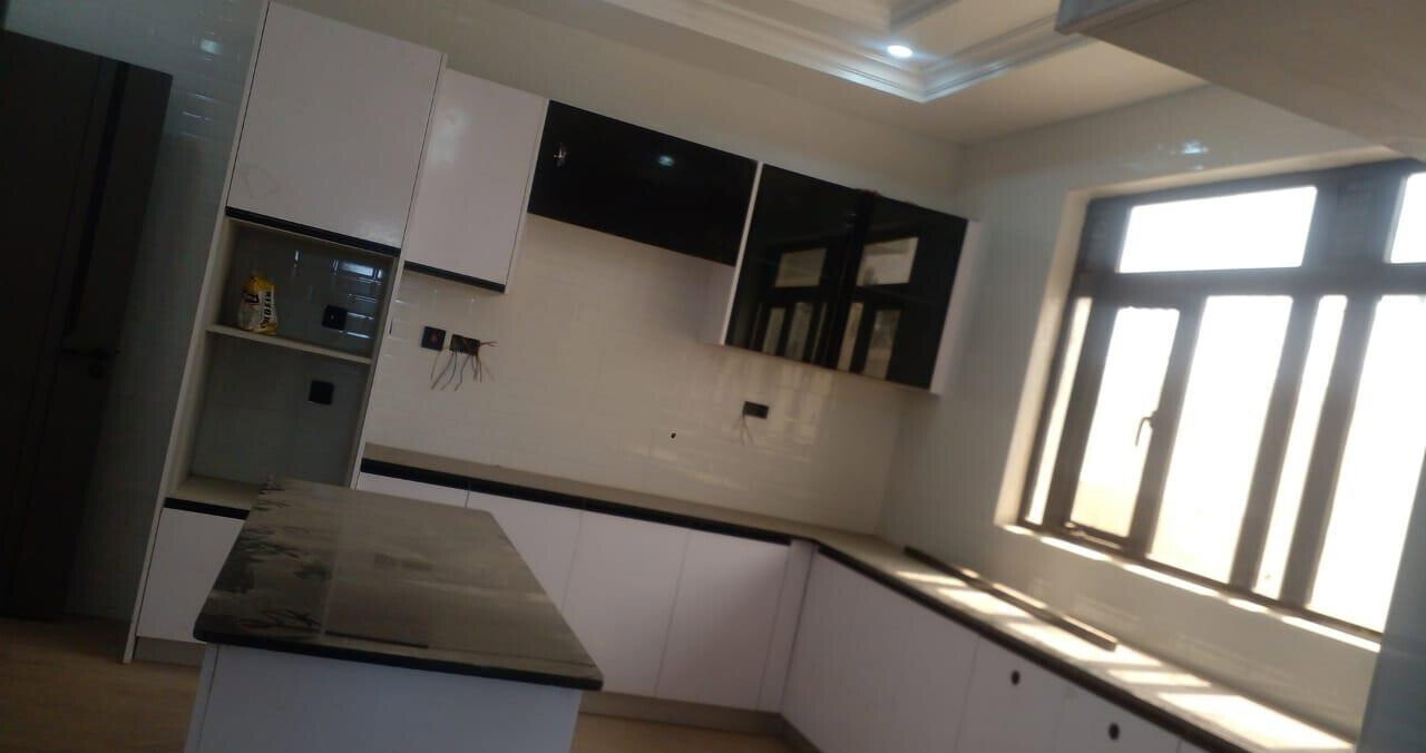 5BR Townhouse on Quarter-Acre with Private Garden - Runda