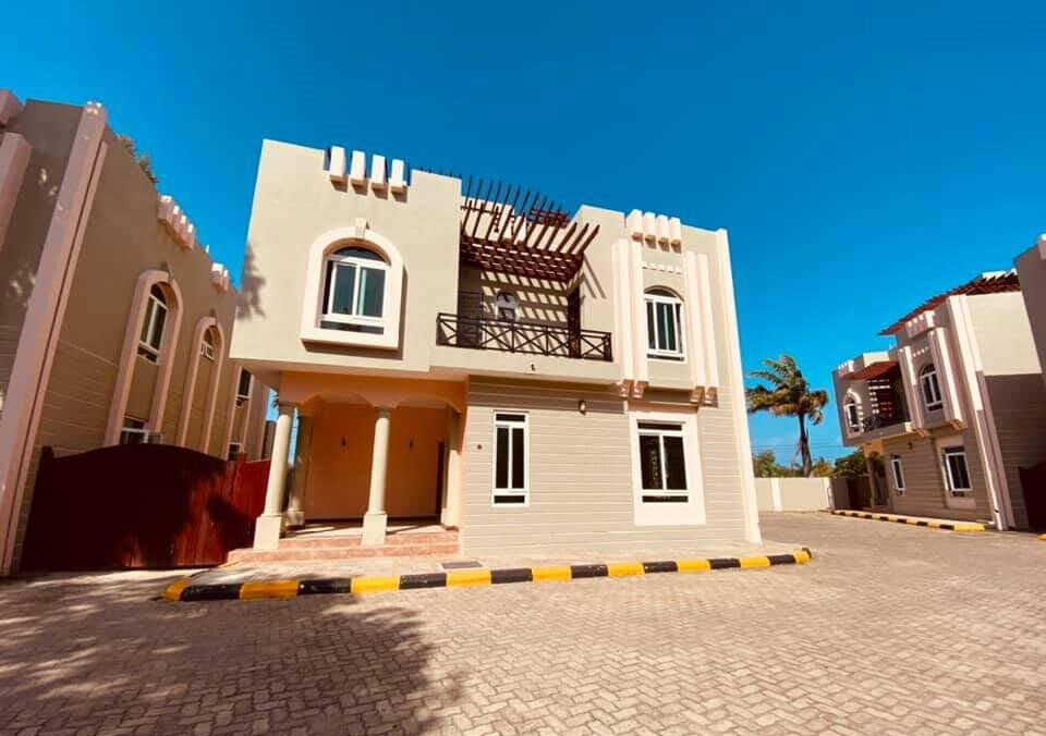 5BR All-Ensuite Townhouse with Pool & Study - Nyali