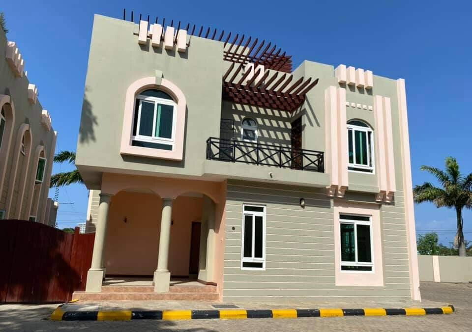 5BR All-Ensuite Townhouse with Pool & Study - Nyali