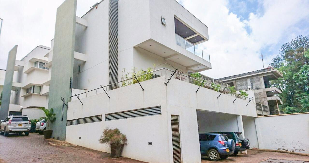 4-Ensuite Townhouse with Pool View Balcony & DSQ - Spring Valley