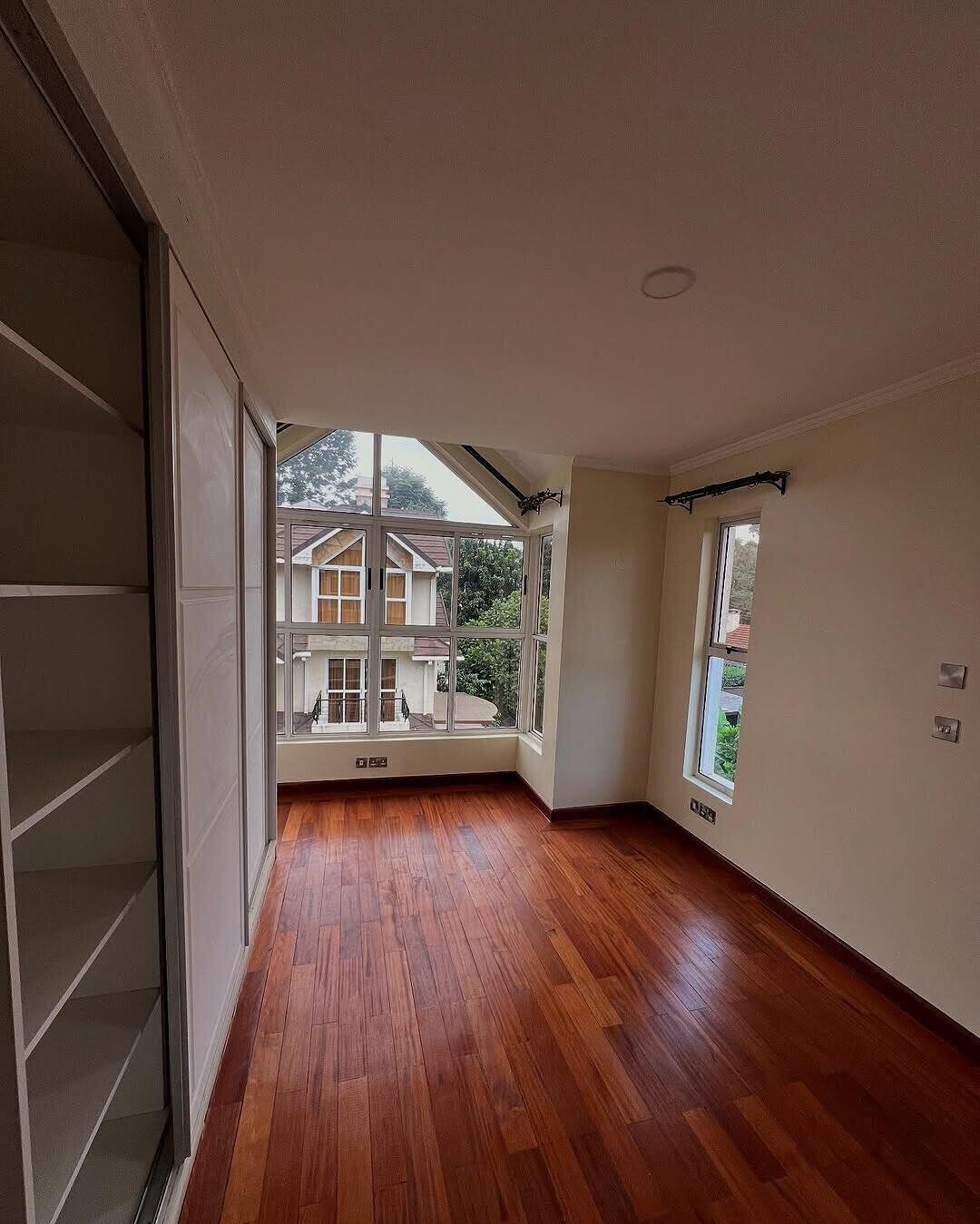 5-Ensuite Townhouse with Family Room & Manicured Garden - Lavington