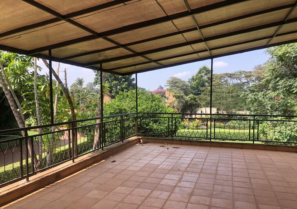 5-Bed Split-Level Townhouse with Lake View & Clubhouse – Karen